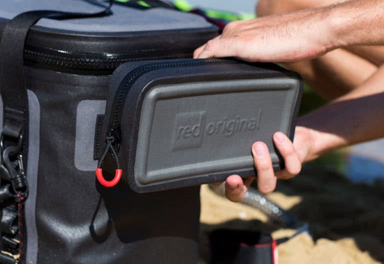 red original dry pouch attaché au sac