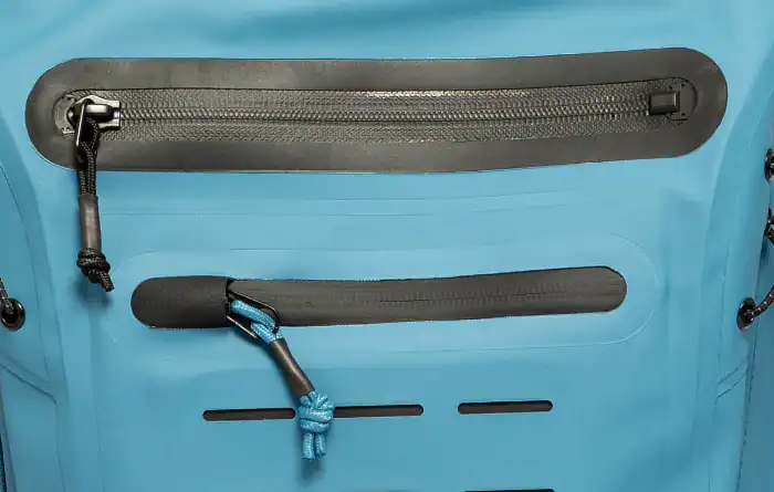 Des poches externes pratiques avec fermetures éclair  à code couleur (noir pour étanche, bleu pour résistant à l'eau)