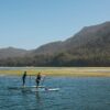Paddle op oprequin pour le stand-up paddleboard dans un lac au milieu des montagnes.