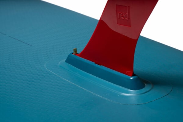 Opération de dériveur Optimist en planche de surf bleue avec dérive rouge, équipement pour optimist.