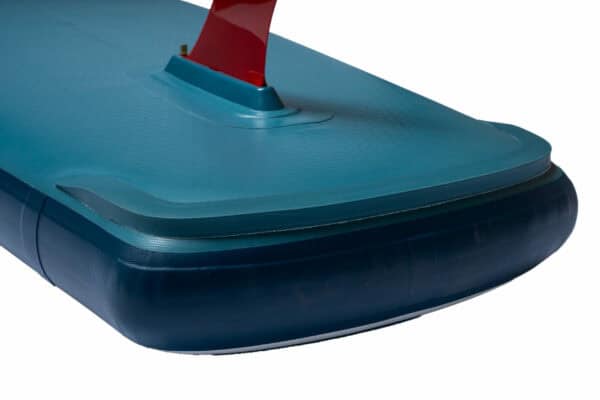 Hauteur de la planche de paddle gonflable Op­ti avec aileron rouge, robuste et stable.