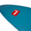Prise de vue d'une planche de surf Op­ti Bleue avec logo rouge, axée sur la notoriété de la marque.