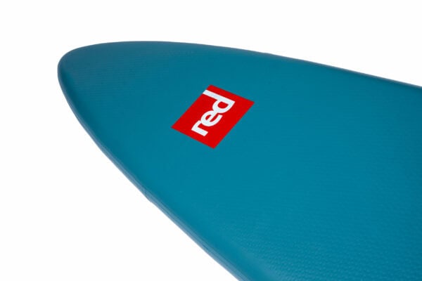 Prise de vue d'une planche de surf Op­ti Bleue avec logo rouge, axée sur la notoriété de la marque.