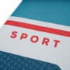 Mât de planche à voile Opti avec logo Spört, adapté aux jeunes sportifs et débutants.
