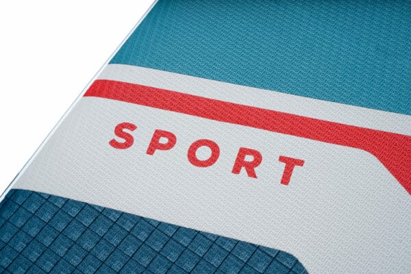 Mât de planche à voile Opti avec logo Spört, adapté aux jeunes sportifs et débutants.