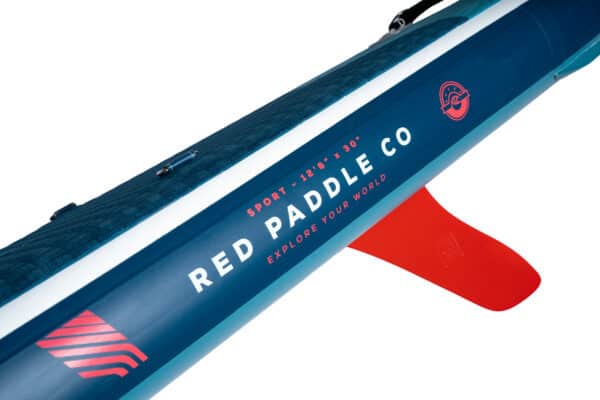 Optez pour une planche de paddle gonflable rouge et bleue, idéale pour la pratique sportive de l'optimum.