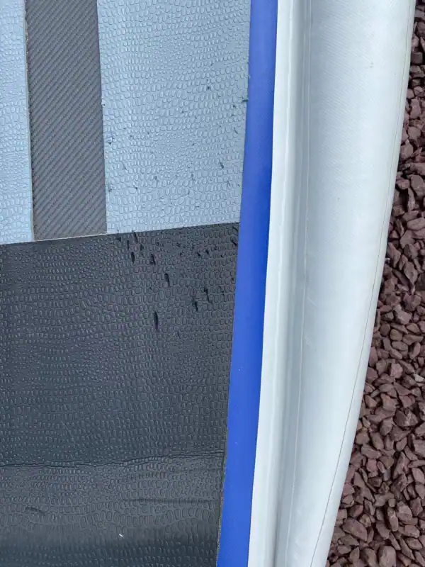 Revêtement de sol en matériaux antidérapants pour planches de paddle Op­ti.