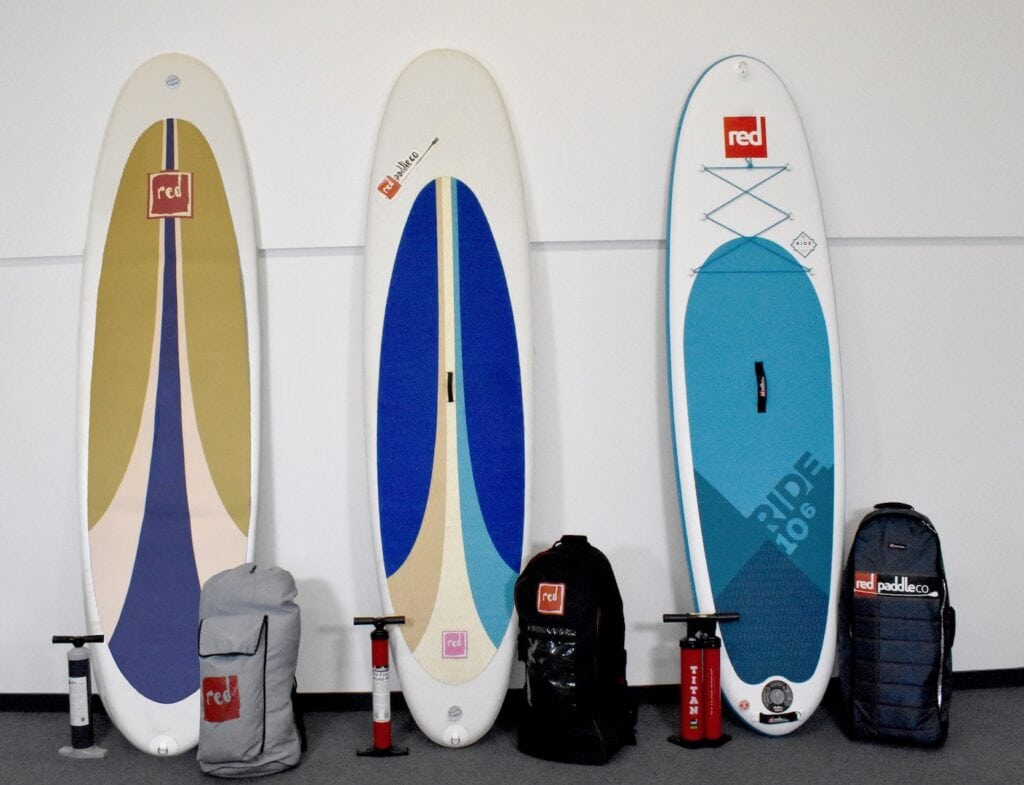 _Planches de stand-up paddle Red Paddle Co avec sacs de transport et équipements, parfaites pour la pratique du paddle en famille ou entre amis._.