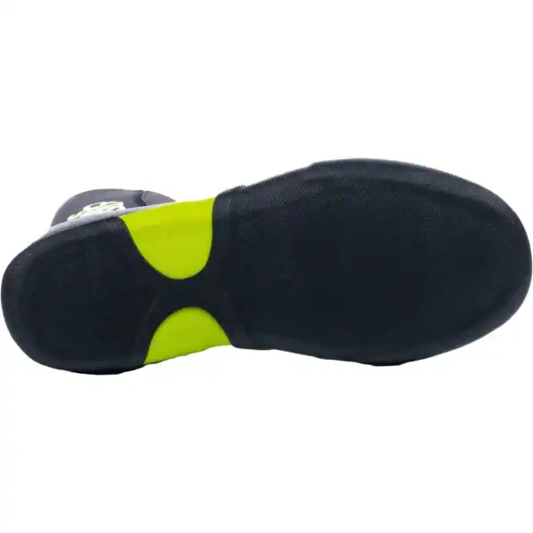 Chaussures d'optimist pour la voile, semelle antidérapante, confort et performance.