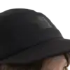 Casquette noire pour sports nautiques opti, style moderne et protection UV optimale.