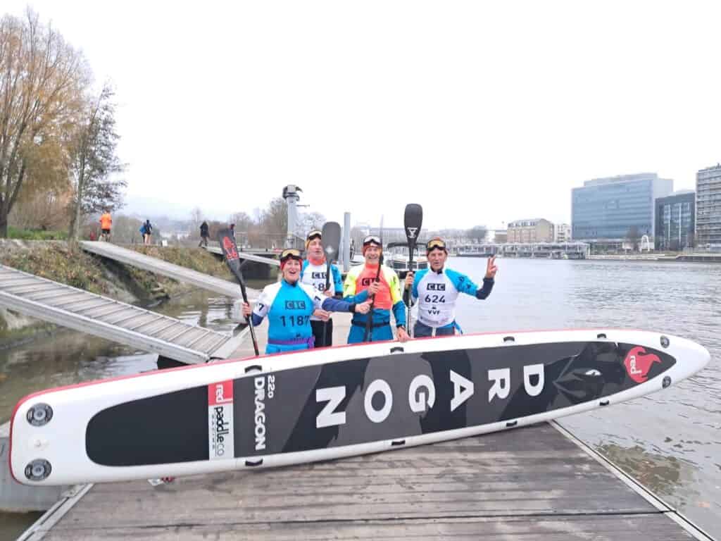 Taille et forme de paddle de race pour le kayak op­ti.