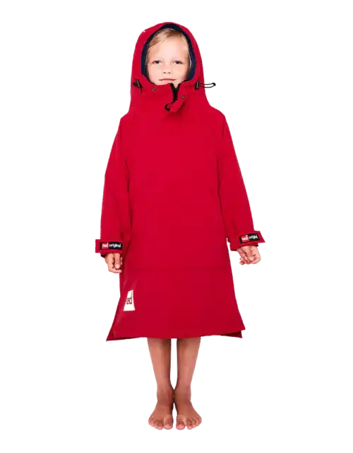 Chaud, sec et bien visible : le poncho imperméable qui grandit avec votre enfant