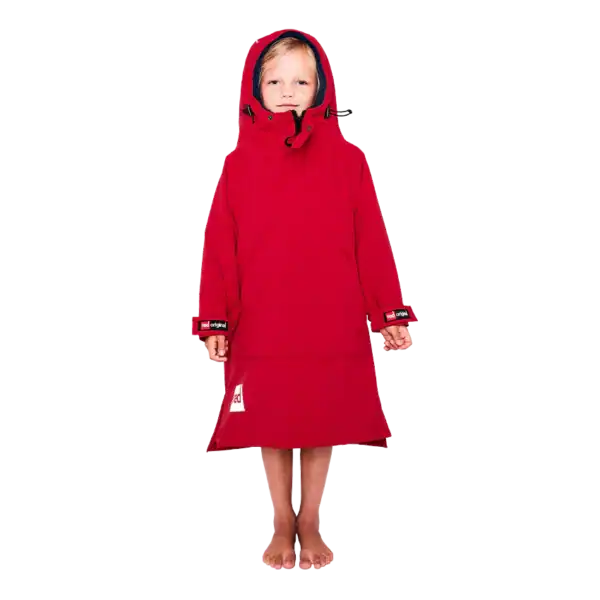 Chaud, sec et bien visible : le poncho imperméable qui grandit avec votre enfant