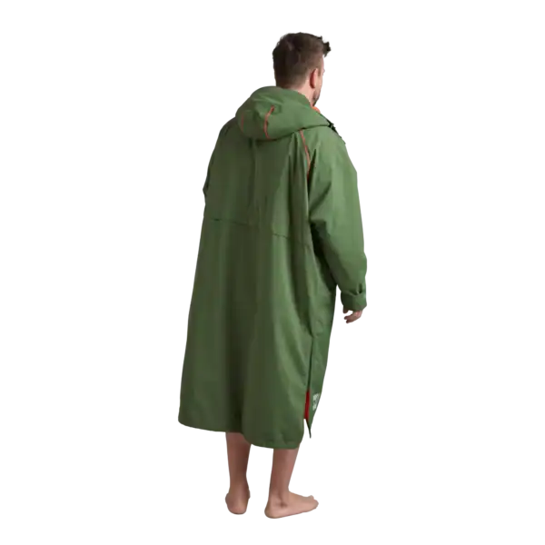 Homme portant une veste Red Paddle Forest Green de dos