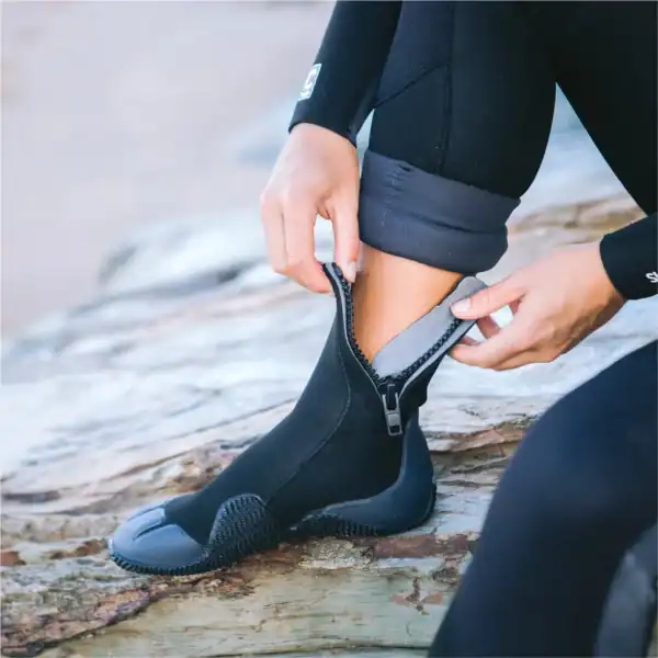 Pratiquant de paddle équipé de bottillons C-Skins 5mm pour naviguer sur le lac d'Annecy en hiver.