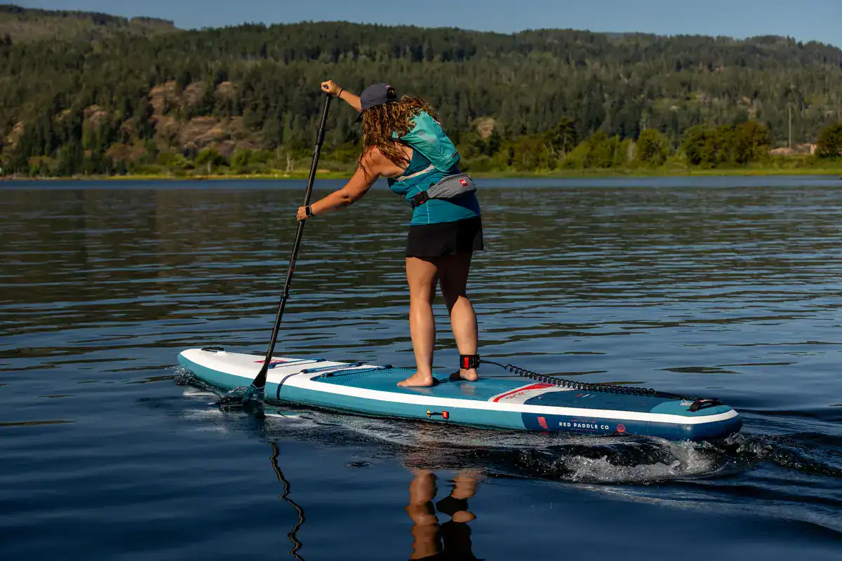 Paddleuse sur le lac d'Annecy avec pagaie Red Paddle Co Prime