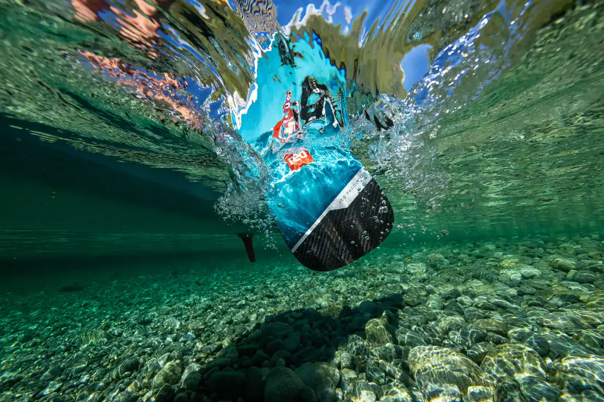 Gros plan pagaie Red Paddle Co Prime Carbone pénétrant dans l'eau