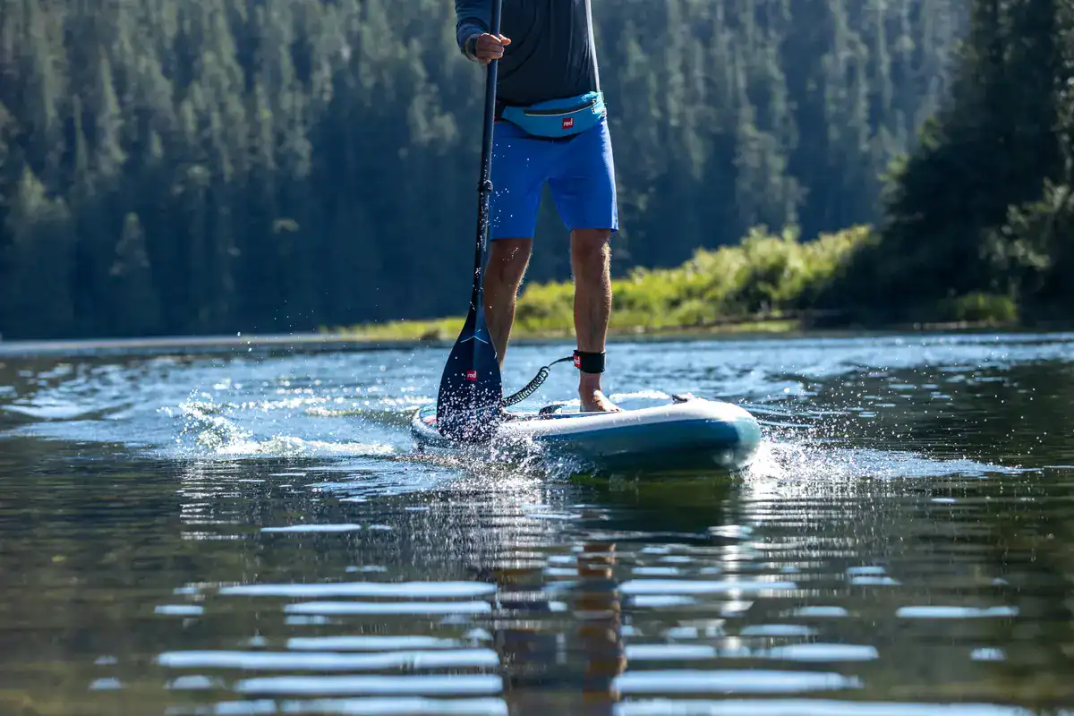 Paddleur en position racing avec pagaie Red Paddle Ultimate Carbon
