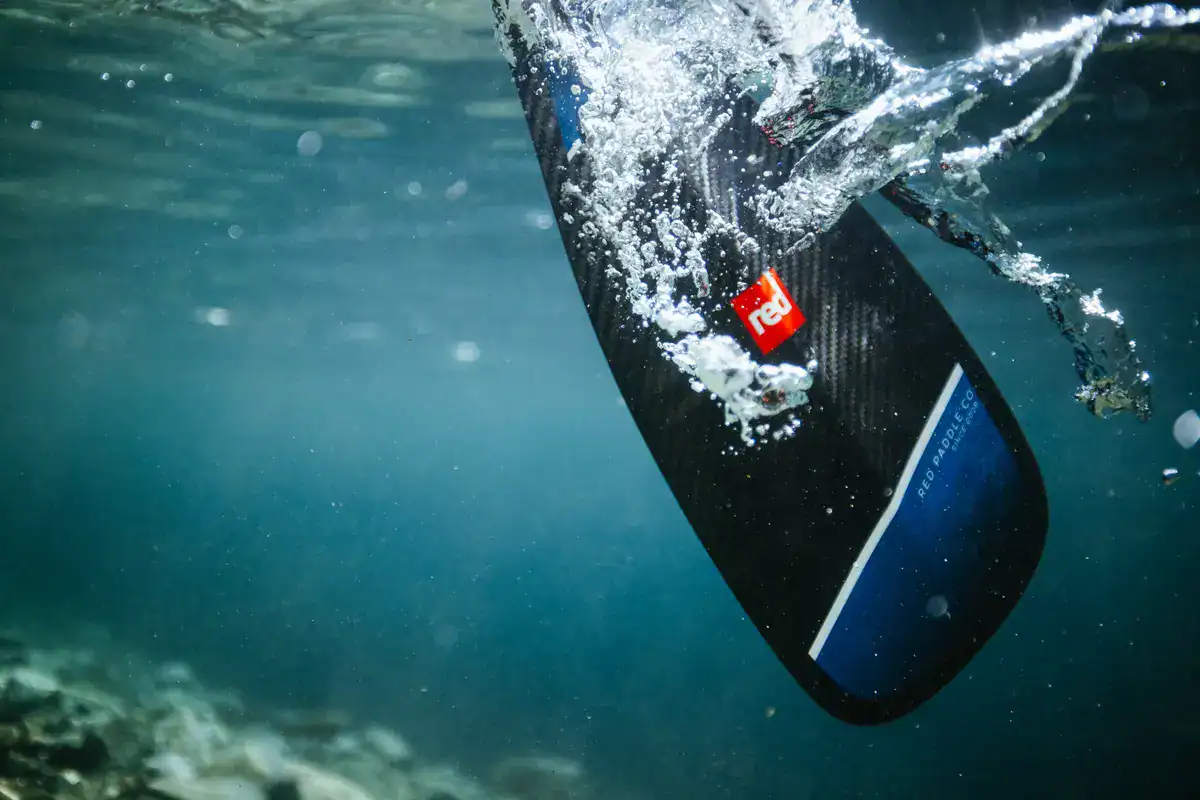 Pagaie Red Paddle Ultimate Carbon vue sous l'eau avec splash — puissance pure