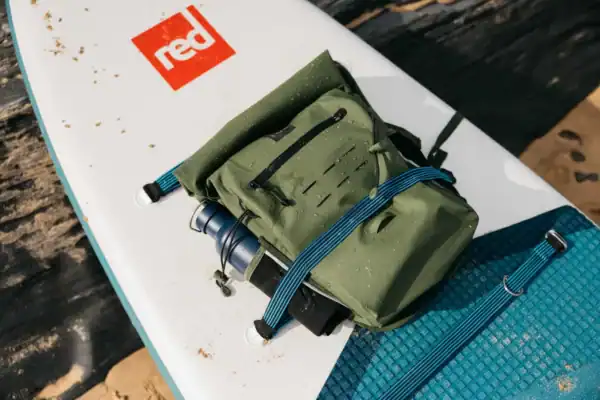 red equipment bottle 750ml lifestyle plage