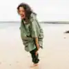 red poncho microfibre adulte sage green 06 lifestyle plage