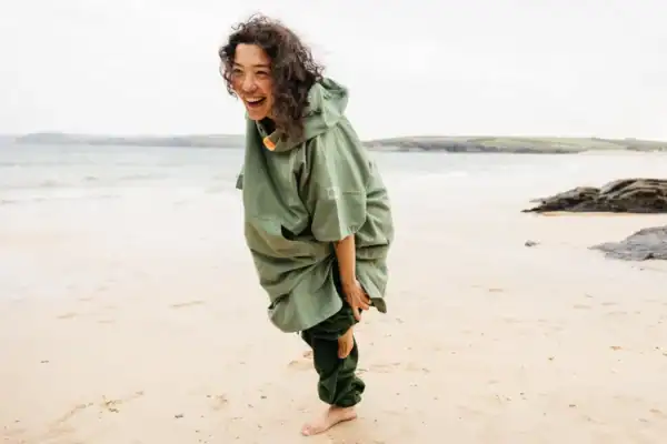 red poncho microfibre adulte sage green 06 lifestyle plage