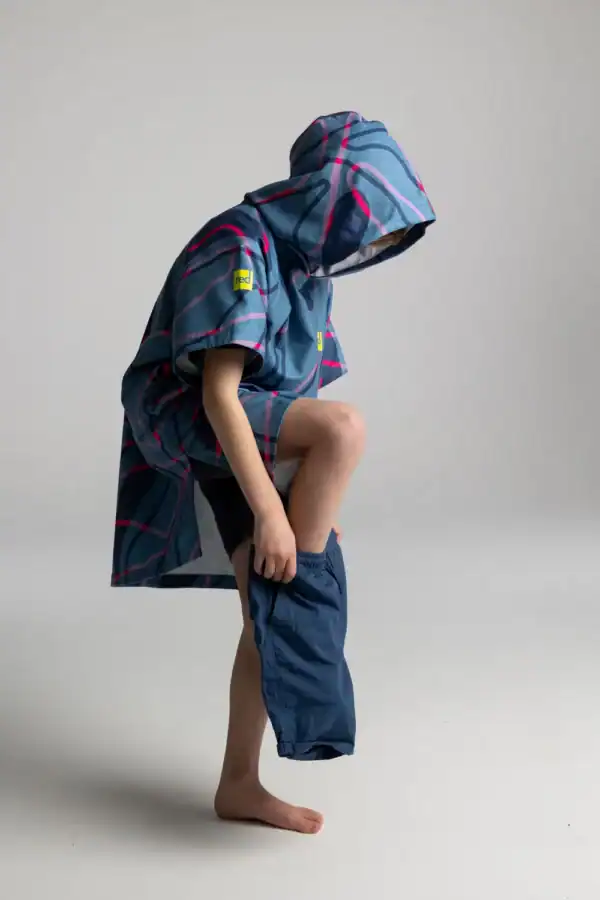 red poncho microfibre enfant admiral blue 02 fille face