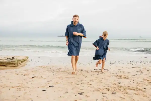 red poncho microfibre enfant admiral blue 06 lifestyle famille