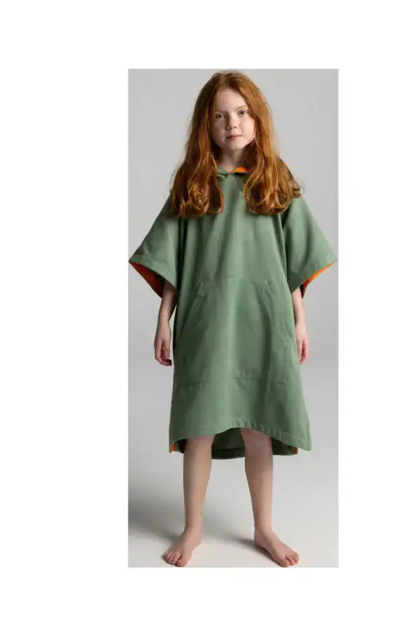 red poncho microfibre enfant sage green 02 fille face