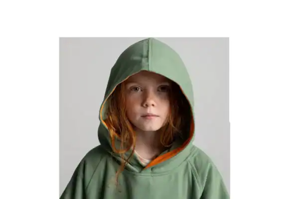red poncho microfibre enfant sage green 03 capuche