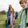 red poncho microfibre enfant sage green 06 lifestyle famille