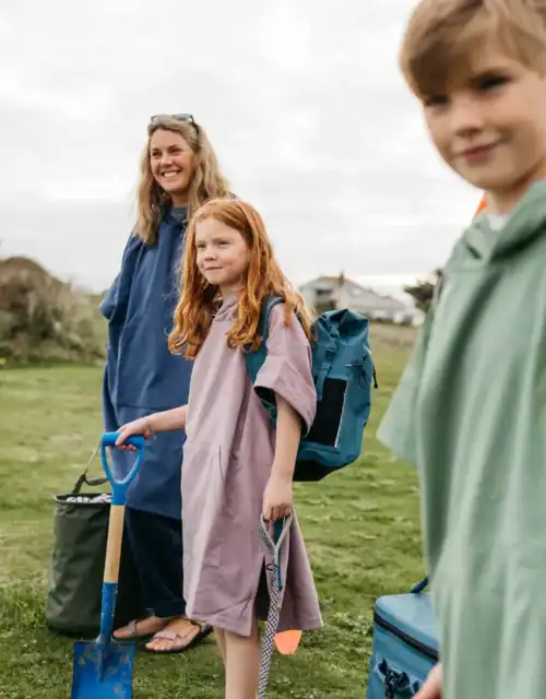 red poncho microfibre enfant sage green 06 lifestyle famille