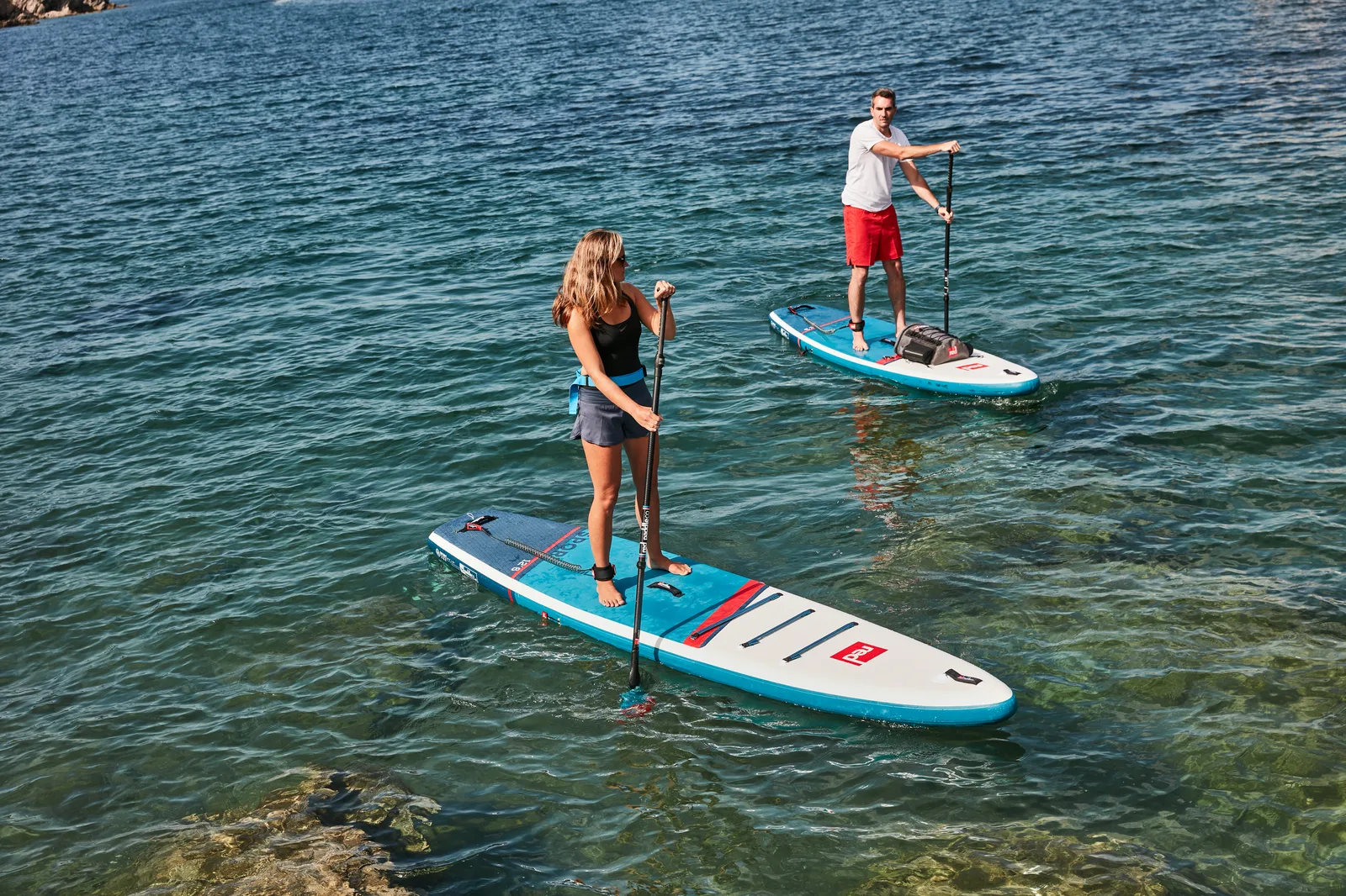 Balade en Red Paddle 12 pouces 6 Sport en duo le long de la côte