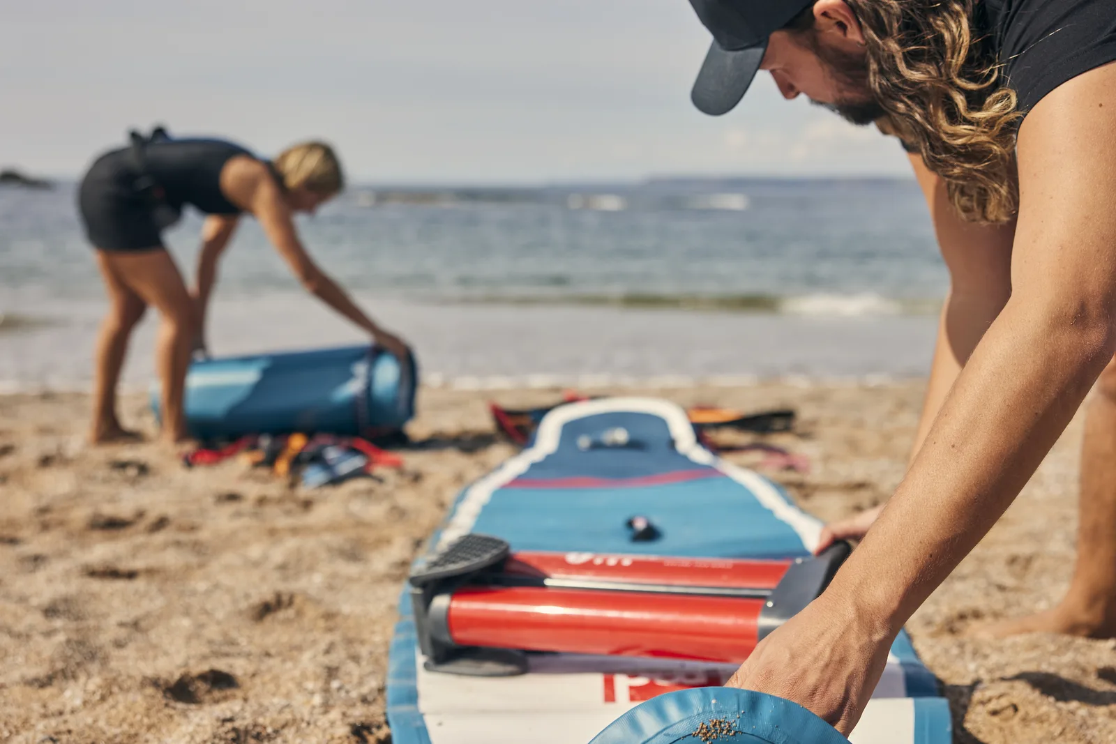 Pack Red Paddle 12 pouces 6 Sport : sac All-Terrain à roulettes et pompe Titan II sur la plage