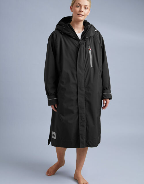 Femme portant le peignoir Red Pro Change Robe EVO Stealth Black de face