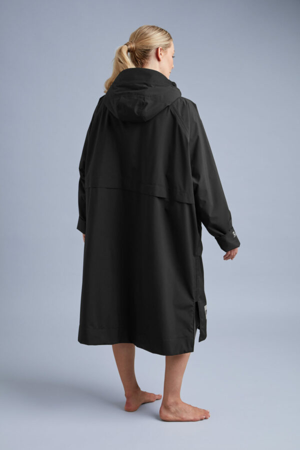 Red Pro Change Robe EVO Stealth Black femme - dos Dos du peignoir Red Pro Change Robe EVO Stealth Black porté par une femme