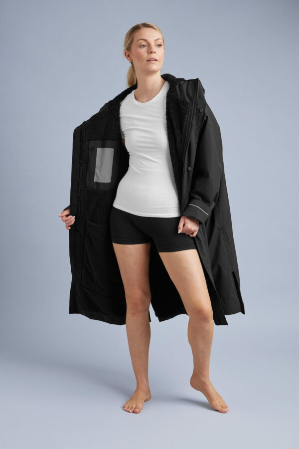 Red Pro Change Robe EVO Stealth Black femme - ouverte, doublure sherpa Peignoir Red EVO Stealth Black ouvert, doublure sherpa noire visible