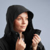 Red Pro Change Robe EVO Stealth Black femme - capuche doublée Capuche doublée du peignoir Red EVO Stealth Black portée par une femme