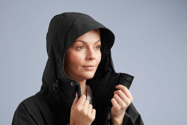 Red Pro Change Robe EVO Stealth Black femme - capuche doublée Capuche doublée du peignoir Red EVO Stealth Black portée par une femme