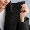 Red Pro Change Robe EVO Stealth Black femme - col et zip double sens Col et zip double sens du peignoir Red EVO Stealth Black en gros plan