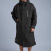 Red Pro Change Robe EVO Stealth Black - face Peignoir Red Pro Change Robe EVO Stealth Black porté de face, capuche relevée