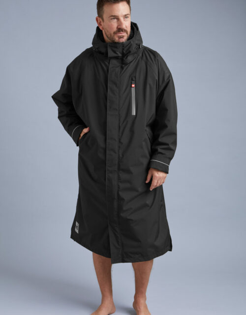Peignoir Red Pro Change Robe EVO Stealth Black porté de face, capuche relevée