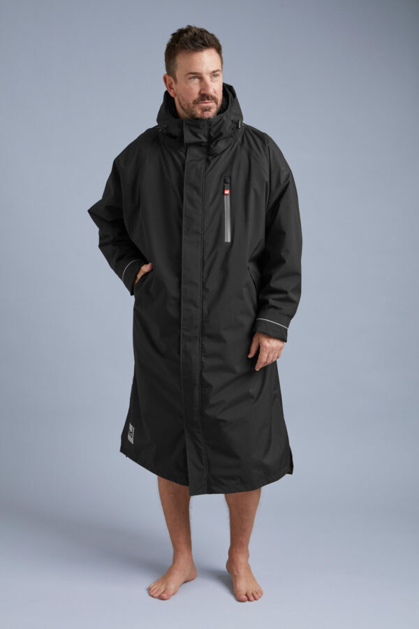 Red Pro Change Robe EVO Stealth Black - face Peignoir Red Pro Change Robe EVO Stealth Black porté de face, capuche relevée