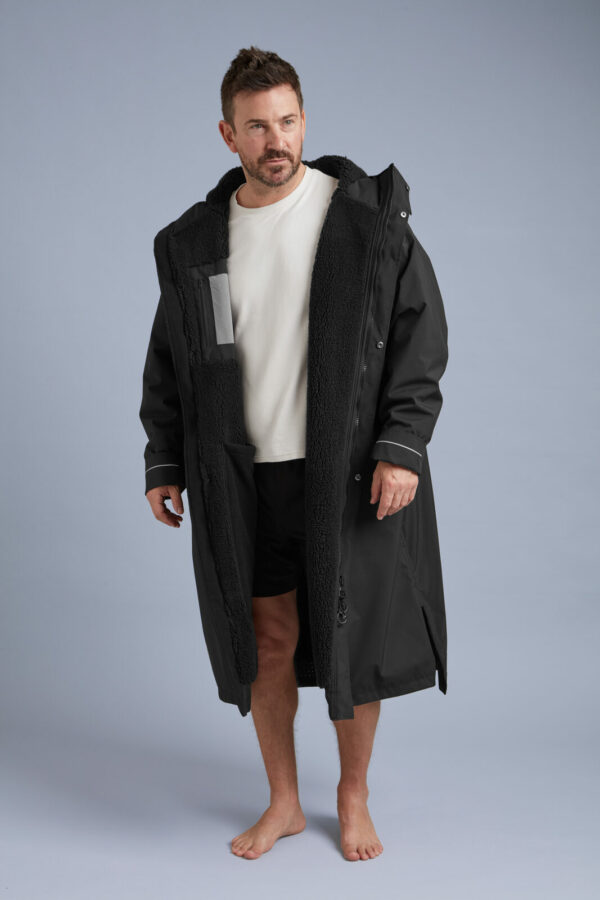 Red Pro Change Robe EVO Stealth Black - ouverte, doublure sherpa Peignoir Red EVO Stealth Black ouvert, doublure sherpa noire visible