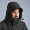 Red Pro Change Robe EVO Stealth Black - capuche doublée Capuche doublée du peignoir Red EVO Stealth Black portée en gros plan