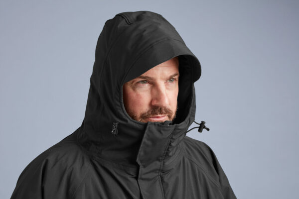 Red Pro Change Robe EVO Stealth Black - capuche doublée Capuche doublée du peignoir Red EVO Stealth Black portée en gros plan