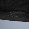 Red Pro Change Robe EVO Stealth Black - détail doublure sherpa Détail de la doublure sherpa noire du peignoir Red EVO Stealth Black