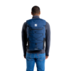 red-paddle-sac-a-dos-35l-ocean-blue-6 Homme portant le sac à dos étanche Red Paddle 35L Ocean Blue, vue de dos