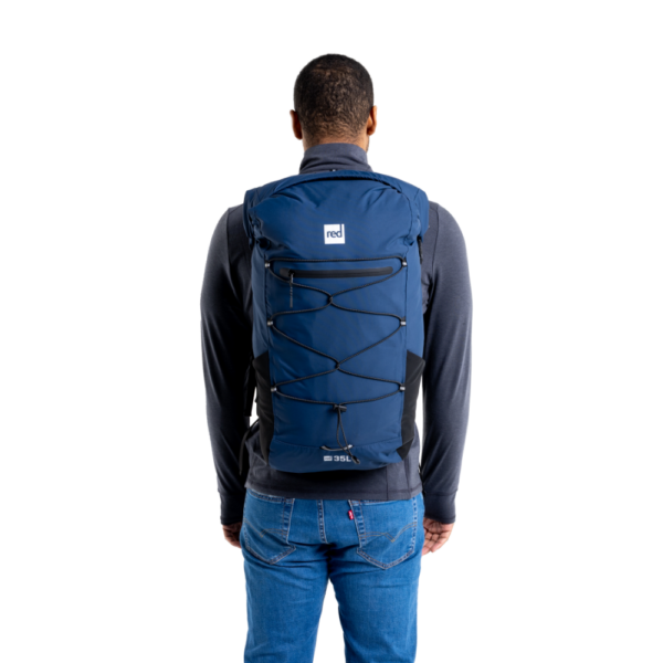 red-paddle-sac-a-dos-35l-ocean-blue-6 Homme portant le sac à dos étanche Red Paddle 35L Ocean Blue, vue de dos